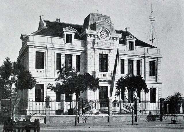 Bưu điện Hà Nội chính giữa nằm trên đường Đinh Tiên Hoàng xưa, chụp năm 1900